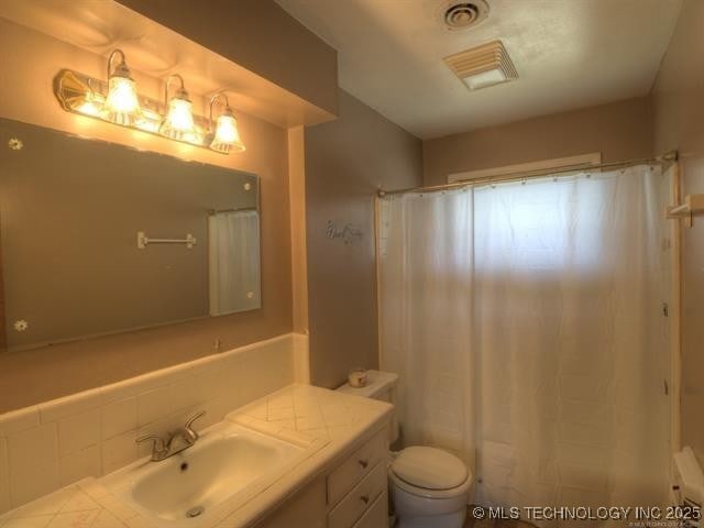 bathroom with a shower with curtain, visible vents, vanity, and toilet