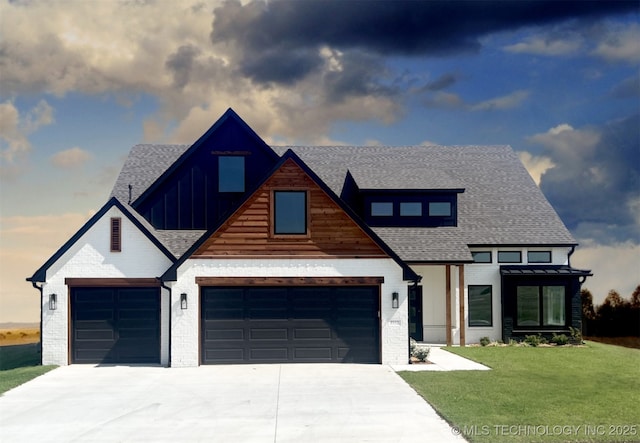 view of front of house featuring a yard and a garage