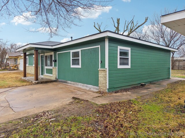 view of front of property with a patio and a front yard