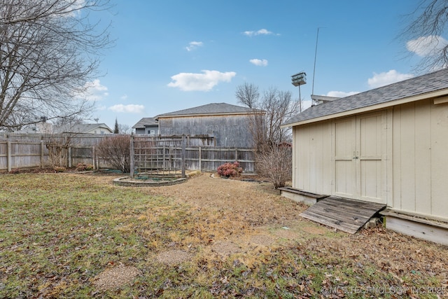 view of yard with a storage shed