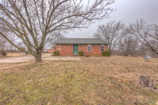 view of front of home featuring a front lawn