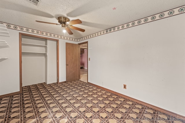 unfurnished bedroom with ceiling fan, a textured ceiling, and a closet