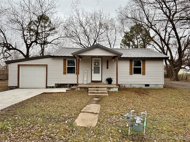 view of front facade featuring a porch, a garage, and a front yard