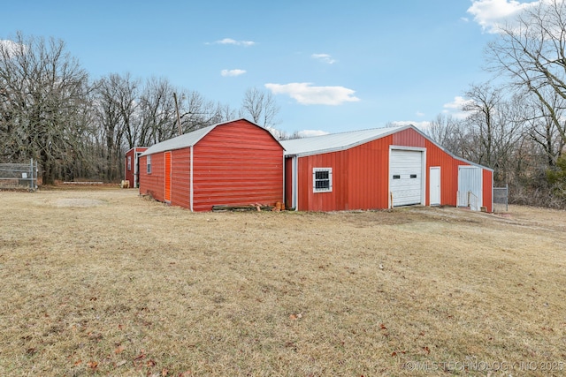 view of outdoor structure featuring a garage and a yard