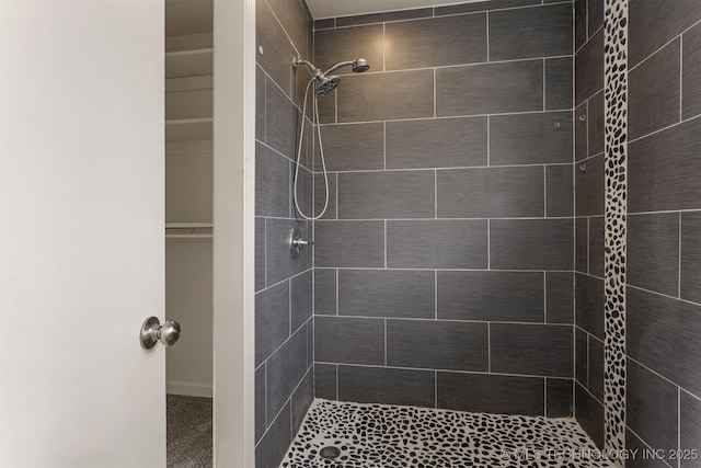 bathroom featuring a tile shower