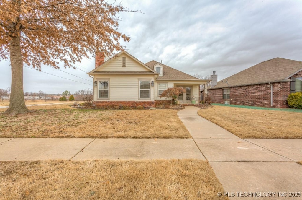 view of front of property featuring a front yard