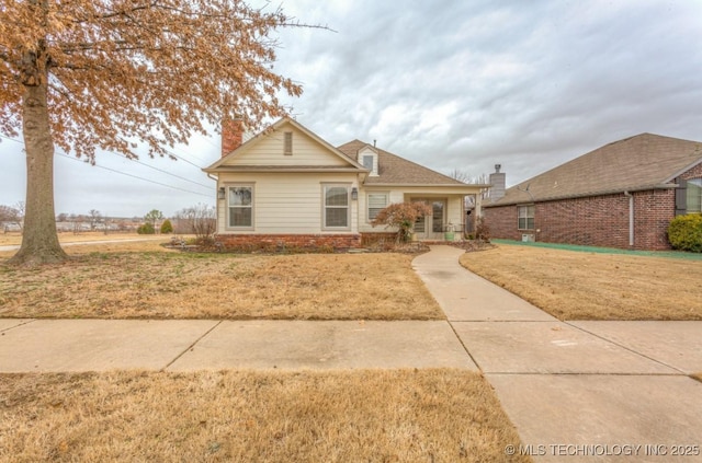 view of front of property featuring a front yard