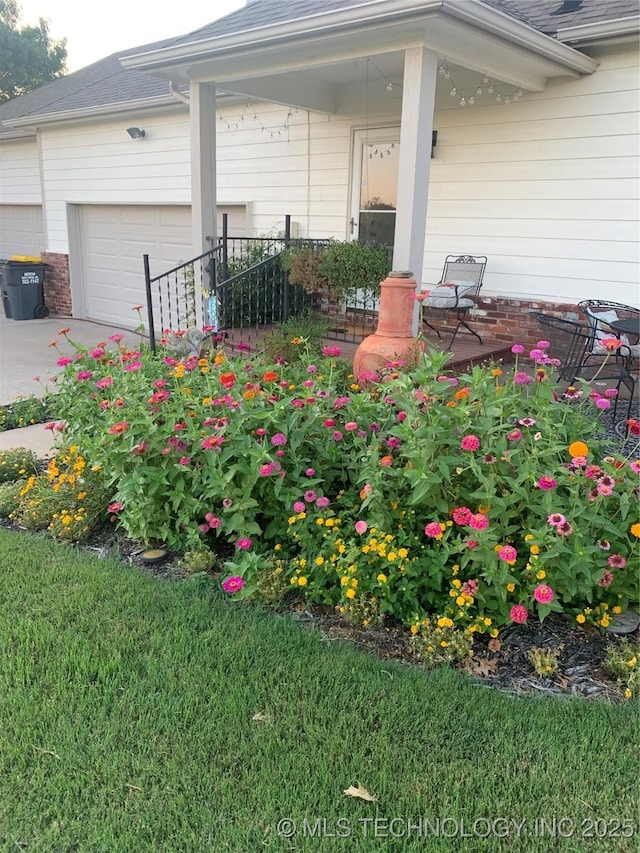 view of yard with a garage