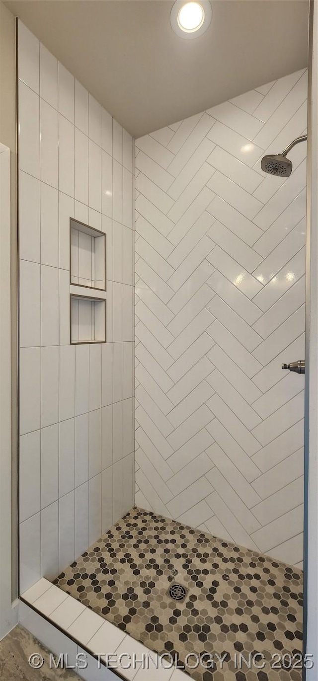 bathroom featuring tiled shower and recessed lighting