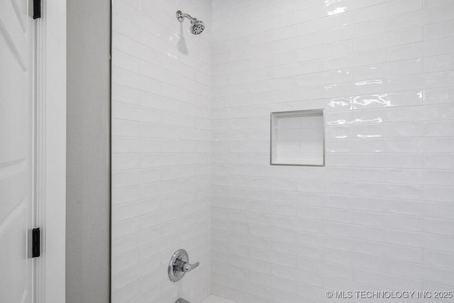 bathroom with tiled shower / bath