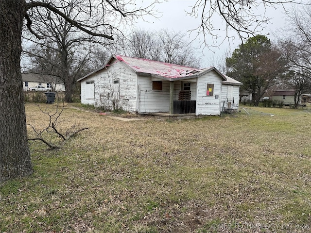 view of outdoor structure with a lawn