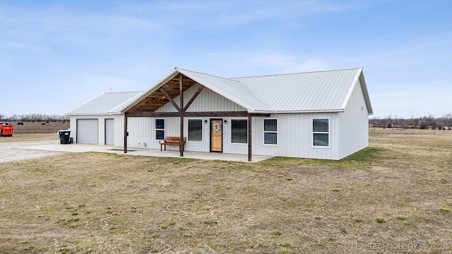 modern farmhouse style home with a garage and a front lawn