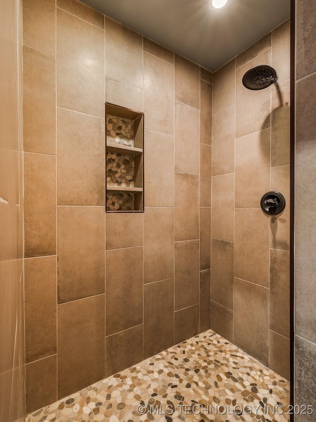 bathroom featuring a tile shower