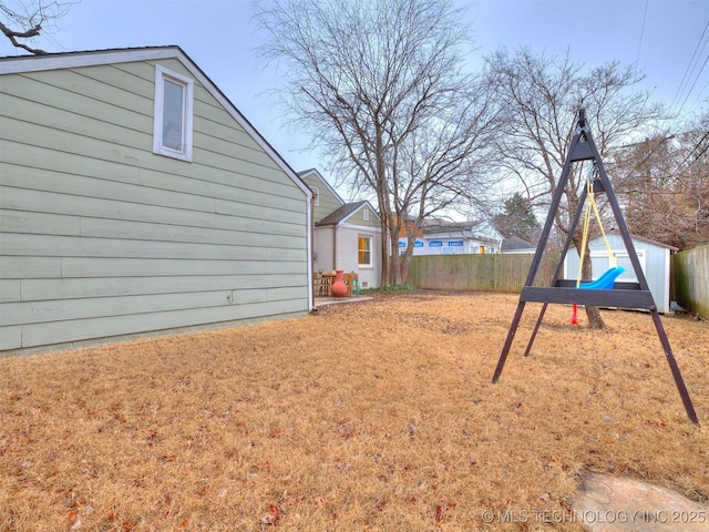 view of yard with a storage unit