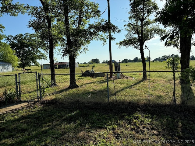 view of yard featuring a rural view