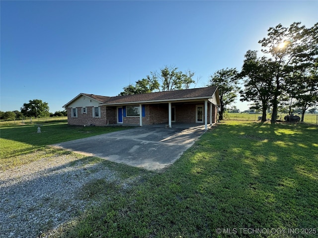 view of front facade featuring a front lawn