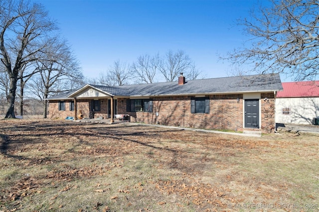 view of front of home featuring a front yard