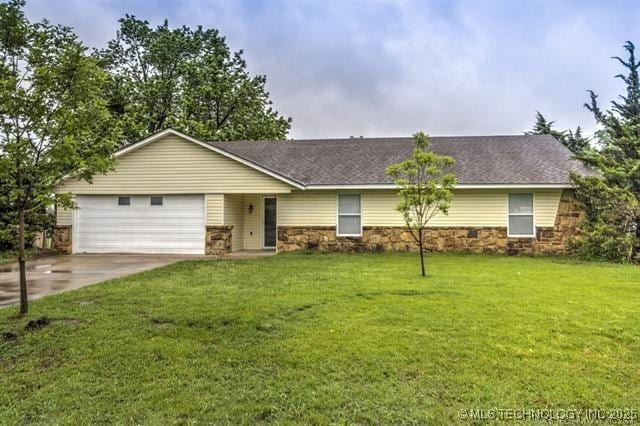 ranch-style house featuring a garage and a front lawn