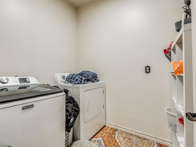 washroom with light tile patterned flooring and independent washer and dryer