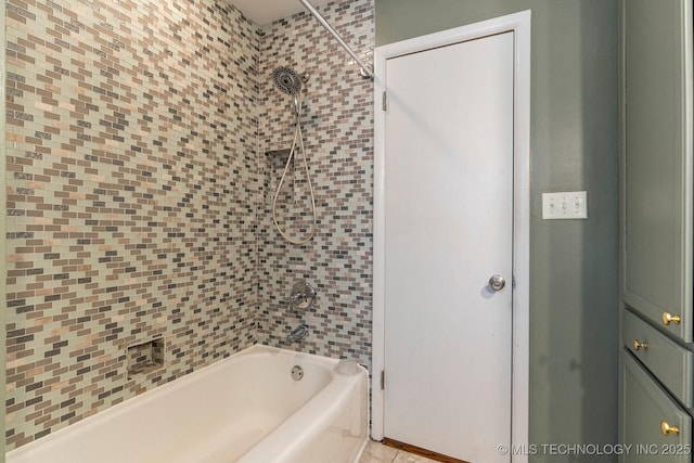 bathroom with tiled shower / bath