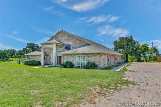 view of front of property featuring a front yard