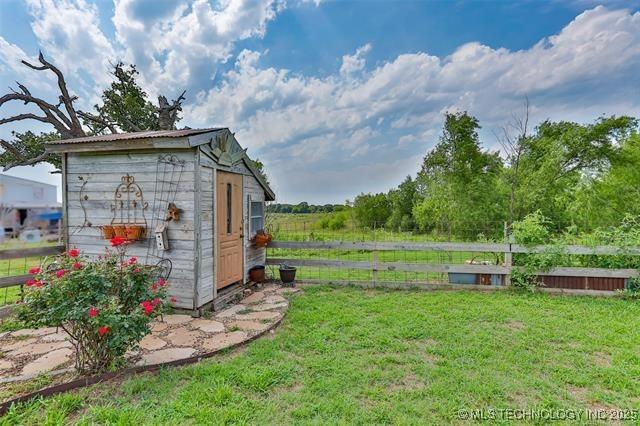 view of yard featuring a storage unit