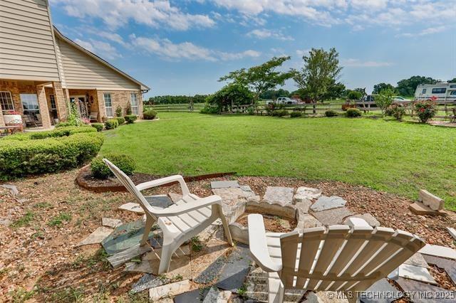 view of yard featuring a rural view