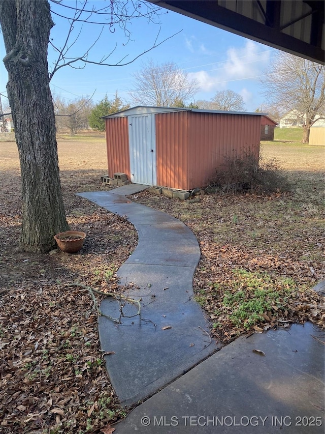 view of yard with a storage shed