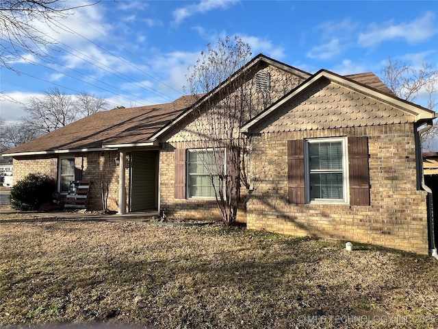 view of front of property featuring a front yard