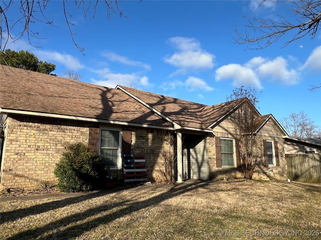 view of front of property featuring a front yard