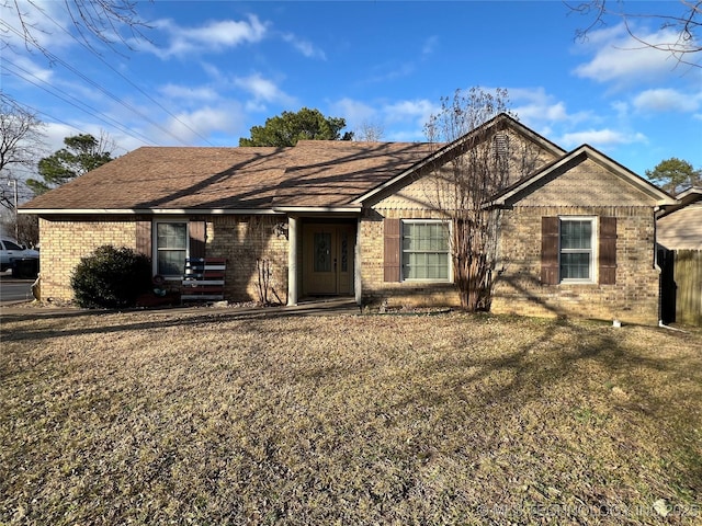 single story home with a front lawn