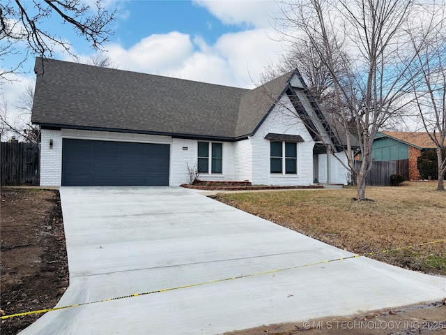 view of front facade featuring a garage and a front yard