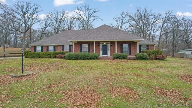 ranch-style house featuring a front yard