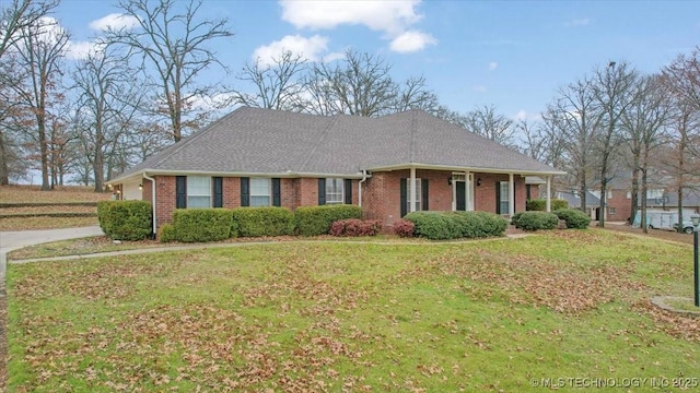 view of front of property featuring a front lawn