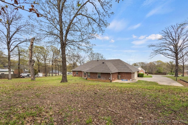 view of yard featuring concrete driveway