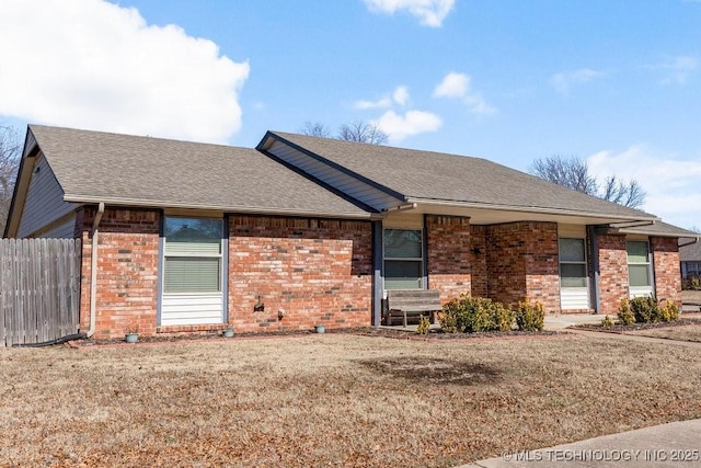 single story home with a front lawn