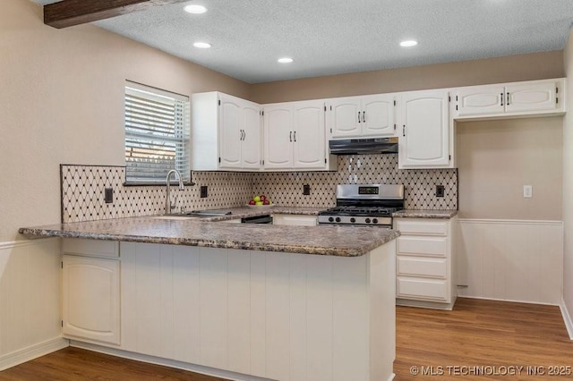 kitchen featuring sink, white cabinetry, stainless steel range oven, kitchen peninsula, and light wood-type flooring