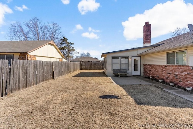 view of yard featuring a patio area