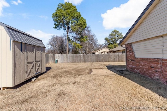 view of yard featuring a shed