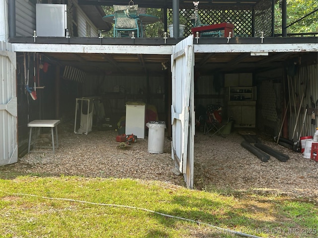 view of yard featuring an outdoor structure