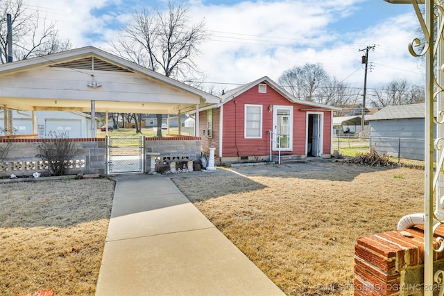 view of front of property featuring a front yard