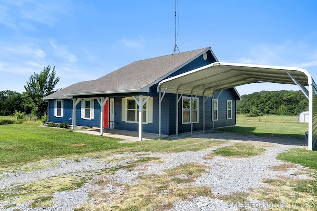 view of front of property featuring a carport and a front yard