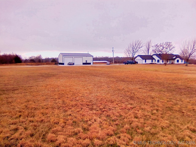 view of yard at dusk