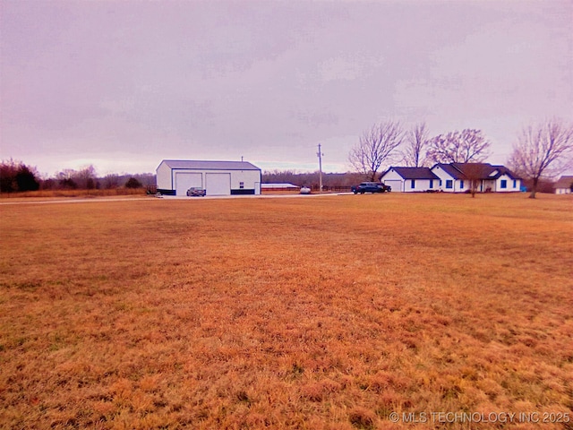 view of yard at dusk