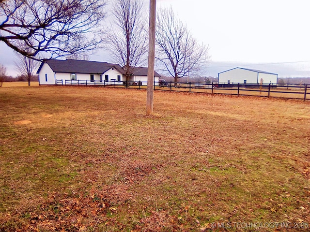 view of yard featuring a rural view