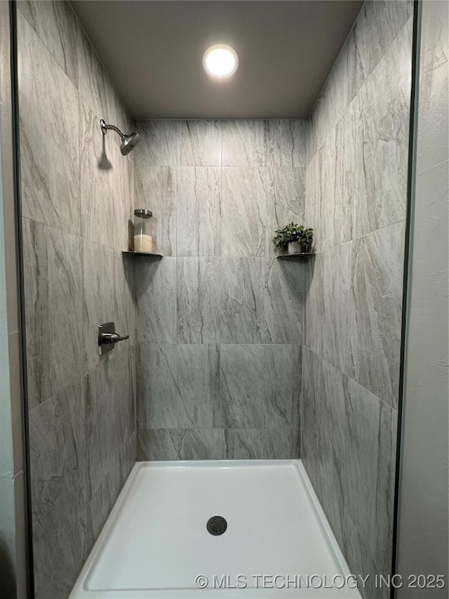 bathroom featuring tiled shower