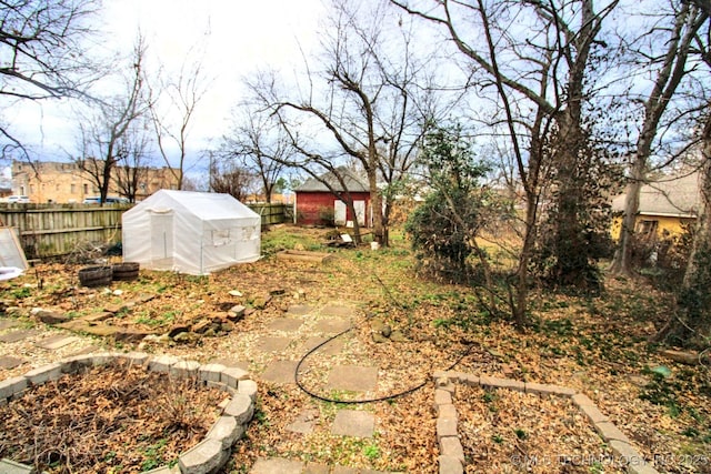 view of yard with an outbuilding