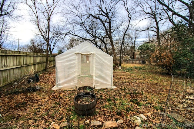 view of yard with an outbuilding