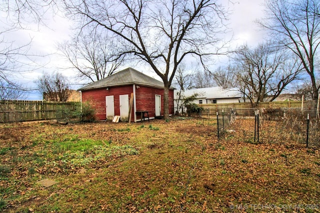 view of yard with a storage unit