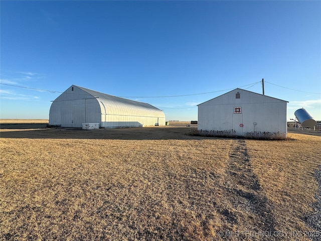 view of yard featuring an outdoor structure